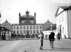 Bodile Moyel, Ian Smith, Tony Iveson, Miss Moyel, at Fredensborg Palace,  Denmark, ca 1950
