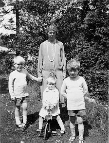 Mabel Holdsworth with boys, ca 1925
