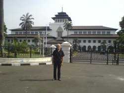 David Holdsworth in front of Gedung Sate 'Sate Building', Bandung 2006
