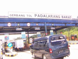 Padalarang Gerbang Tol, Bandung, Indonesia, 4 April 2006