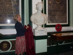 Dr Ingrid Roscoe unveiling Queen Victoria in Halifax Town Hall, 6 Sept 2008